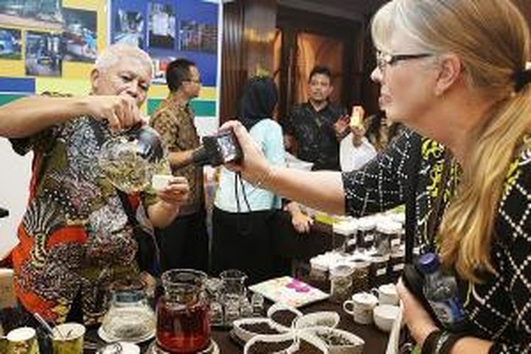 Ahli teh dari Australia memotret salah satu produk teh dari perkebunan di Jawa Barat saat berlangsung acara Konferensi Teh Internasional, di Bandung, Jawa Barat, awal November 2014.