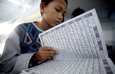 Umat Muslim melakukan tadarus Al Quran di Masjid Baitul Faizin, Cibinong, Bogor, Jawa Barat, Senin (6/5/2019). Umat Muslim menghabiskan waktu pada bulan suci Ramadhan dengan memperbanyak shalat sunnah, zikir, dan baca Al Quran.