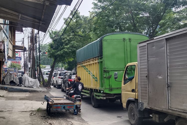 Antrean Mengular di SPBU Karena Sopir Truk Pertamina Diberhentikan Massal, Bobby Minta TNI-Polri Bantu Distribusi