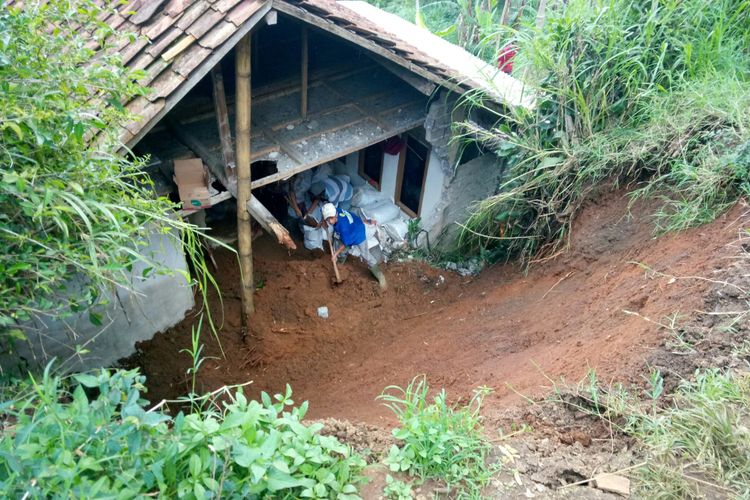 Longsor nyaris timbun satu keluarga di di Kampung Nyalindung, Kelurahan Cidadap, Kecamatan Ciumbuleuit, Kota Bandung, Jawa Barat, Selasa (4/12/2018) 