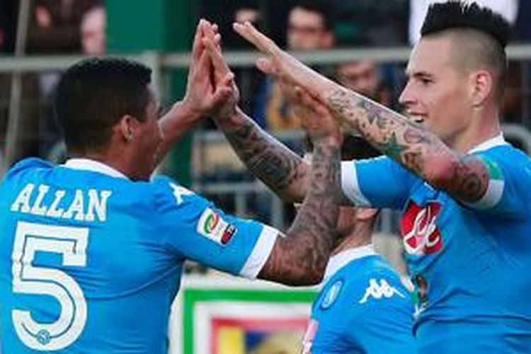 Allan dan Marek Hamsik rayakan gol Napoli ke gawang Frosinone, Minggu (10/1/2016).