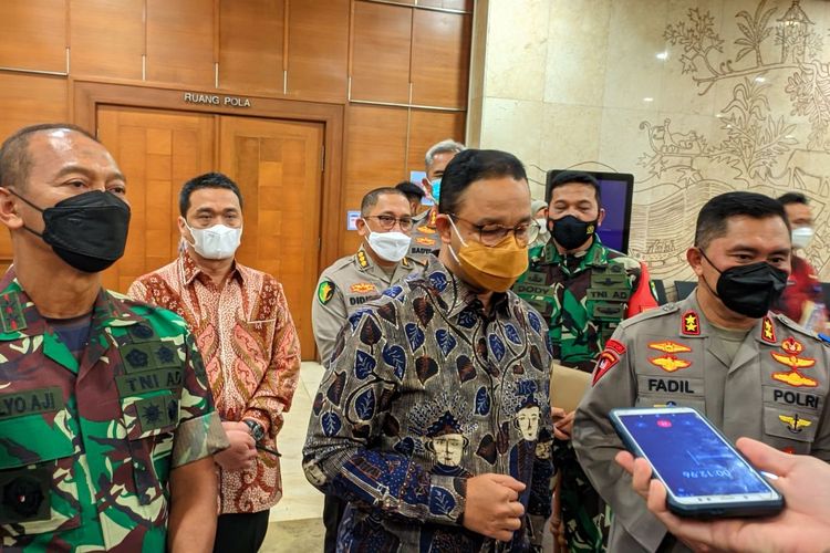 Gubernur DKI Jakarta Anies Baswedan saat ditemui di Gedung Blok G Balai Kota DKI Jakarta usai rapat koordinasi bersama Forkopimda, Kamis (25/11/2021)