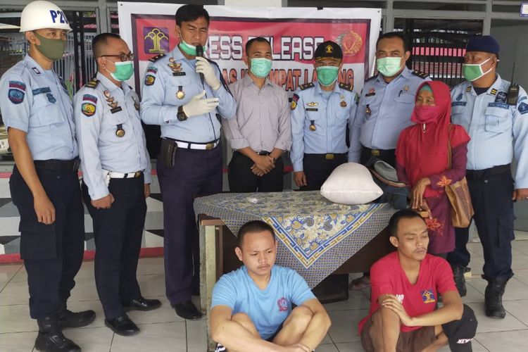 Dua warga binaan Lembaga Pemasyarakatan (Lapas) Kelas IIB Empat Lawang, Sumatera Selatan yakni Raka Pramana Putra (23) dan Yongki Prawinata (20) yang diduga hendak menyelundupkan narkoba jenis ganja masuk ke dalam lapas. Ganja itu dibawa dengan dimasukkan ke dalam bantal saat HM (45) ibu dari Raka membesuk anaknya.