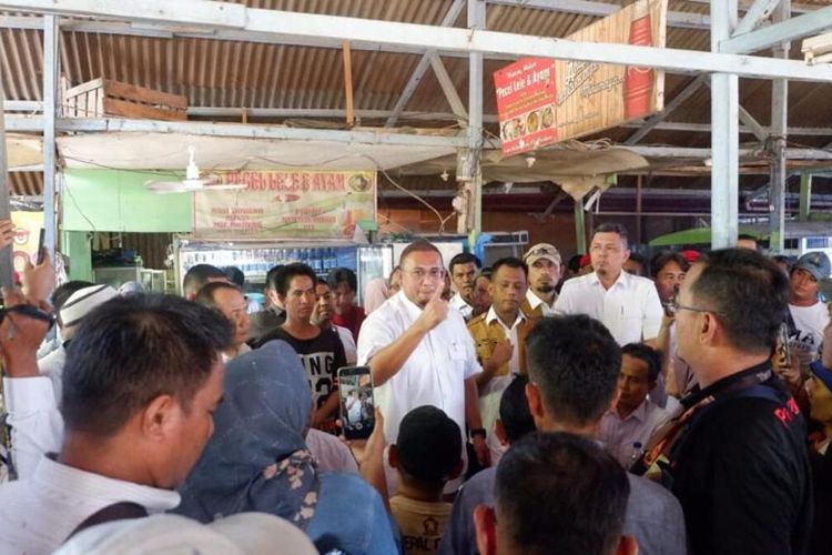 Andre Rosiade menerima aspirasi pedagang yang menjadi korban kebakaran Pasar Raya Padang, Sabtu (27/5/2023)