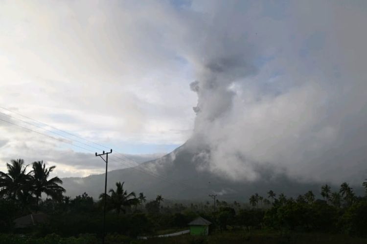 Gunung Lewotobi Laki-laki meletus pada Senin (1/7/2024) pagi