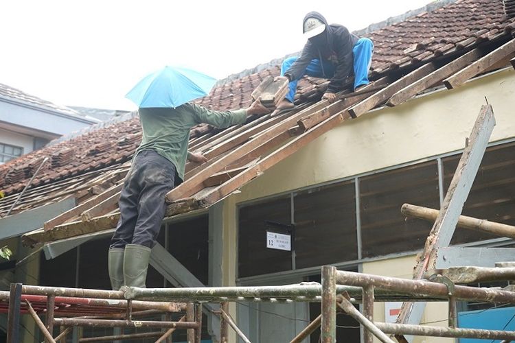 Terlihat sejumlah pekerja tengah melakukan renovasi bangunan bagi Sekolah Luar Biasa Negeri (SLBN) A Pajajaran Bandung. 