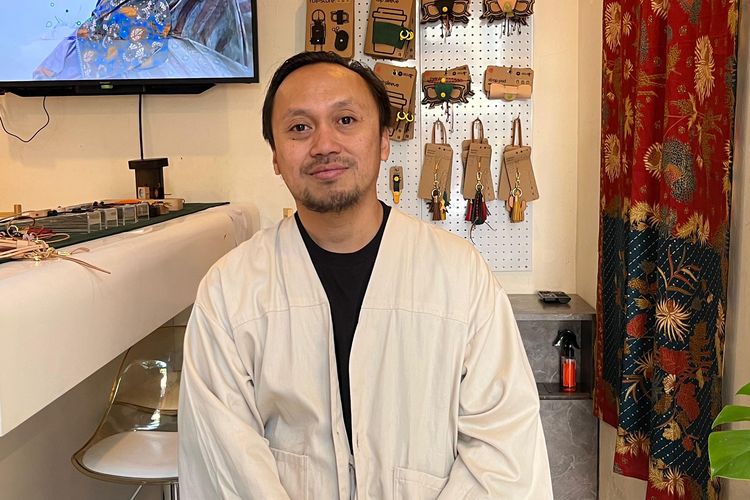 Ilham Pinastiko, pendiri dan pemilik UMKM jam tangan kayu Pala Nusantara.