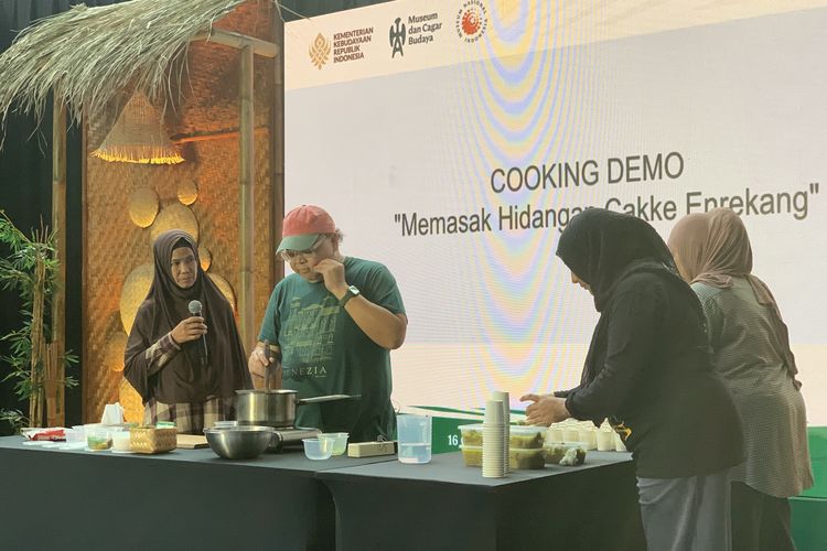 Demo masak masakan khas Enrekang, Sulawesi Selatan di acara Kenduri Budaya Pangan Lokal Nusantara, Museum Nasional Indonesia, Rabu (15/10/2025).