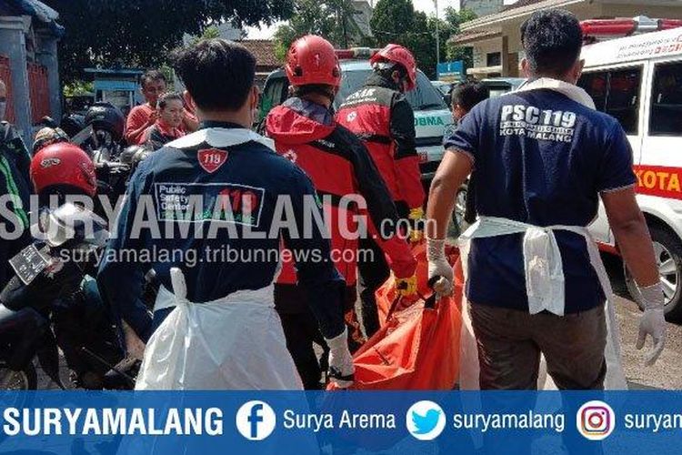 Evakuasi dua pria yang tewas di dalam bangunan kosong di Lapangan Sampo, Kelurahan Kasin, Kecamatan Klojen, Kota Malang, Jumat (3/4/2020).