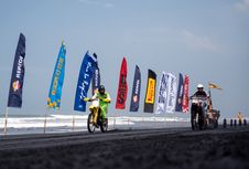 Bukan Balapan Biasa, Ini Aksi Nyentrik Para Rider di Tepi Laut Bali