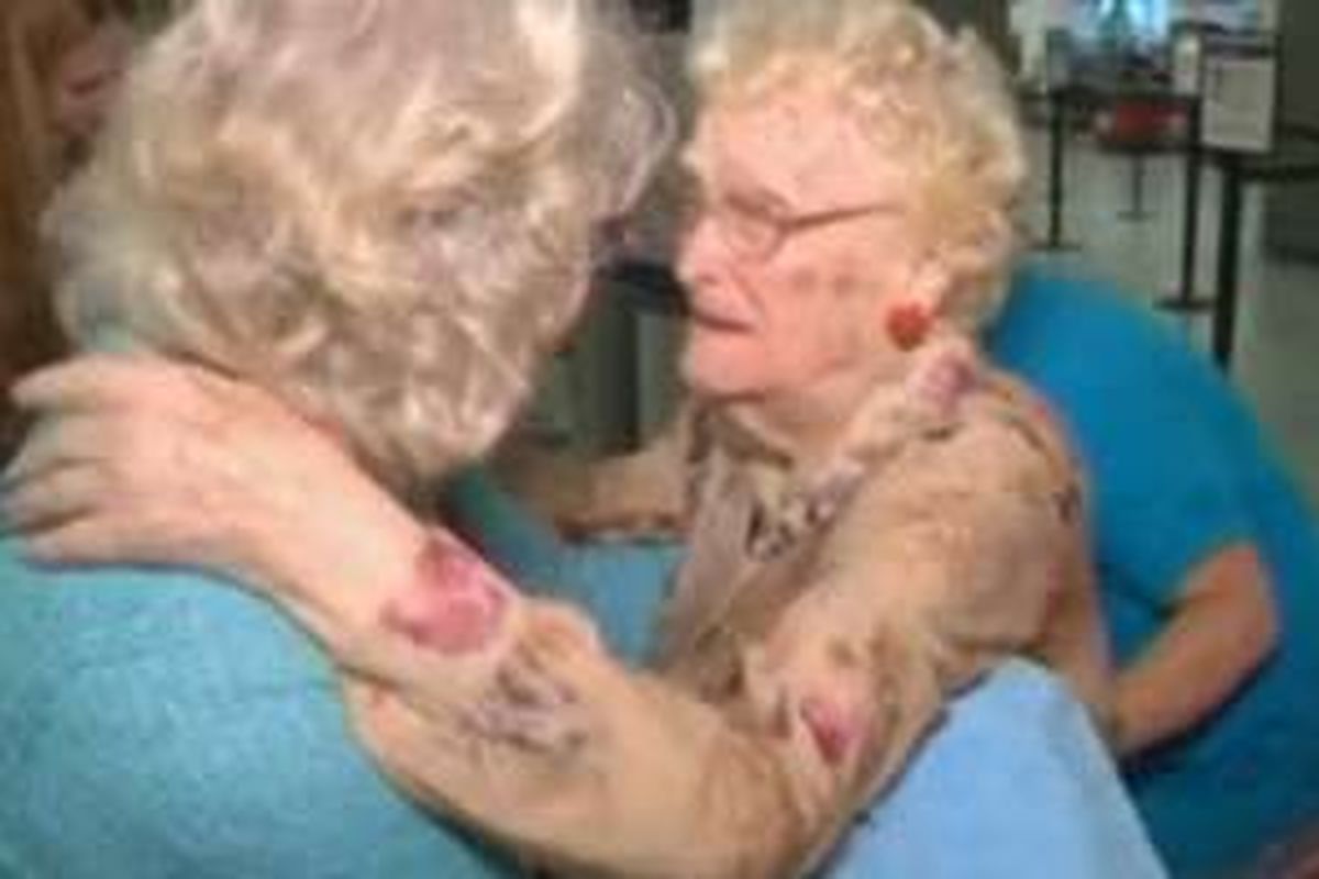 Pertemuan Betty Morrel (82) dengan ibu kandung, Lena Pierce (96) di bandara New York, AS. 