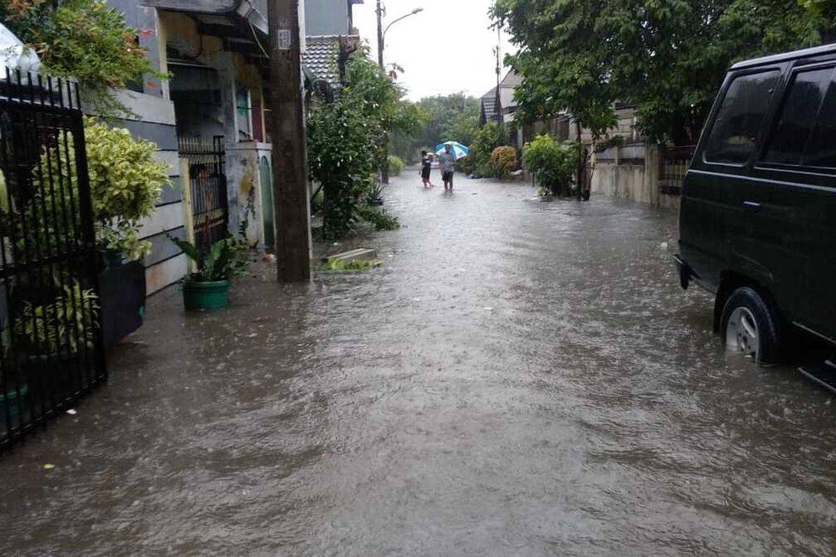 Banjir setinggi 30 cm menggenangi perumahan di Ciledug, Tangerang pada Rabu (1/1/2020)