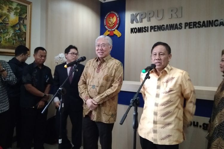 Menteri Perdagangan Enggartiasto Lukita dan Ketua KPPU Kurnia Toha saat memberikan keterangan pers di Gedung KPPU, Selasa (10/7/2018).