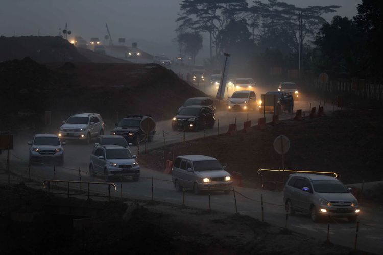 Kendaraan pemudik melintasi jalan tol darurat Brebes Timur dan Pemalang-Batang di Batang, Jawa Tengah, Kamis (22/6/2017). Mulai Kamis malam ini (22/6/2017) jalan tol darurat Brebes Timur-Pemalang-Batang dibuka selama 24 jam.