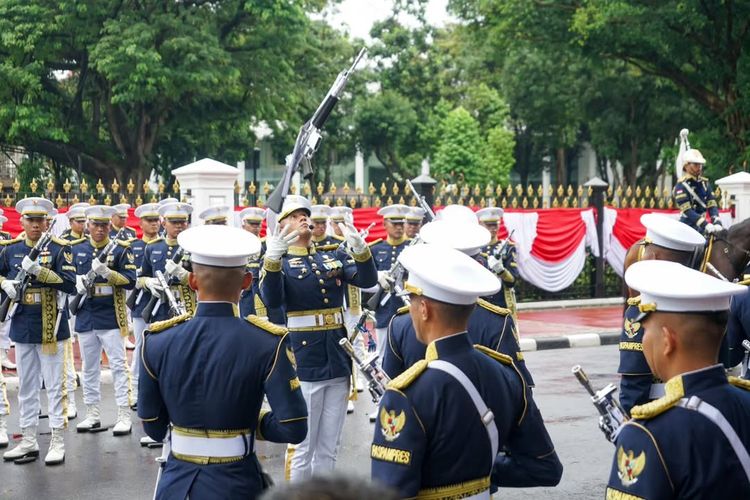 Prosesi pergantian pasukan di Istana Merdeka, Minggu, 15 Februari 2026 pagi.

