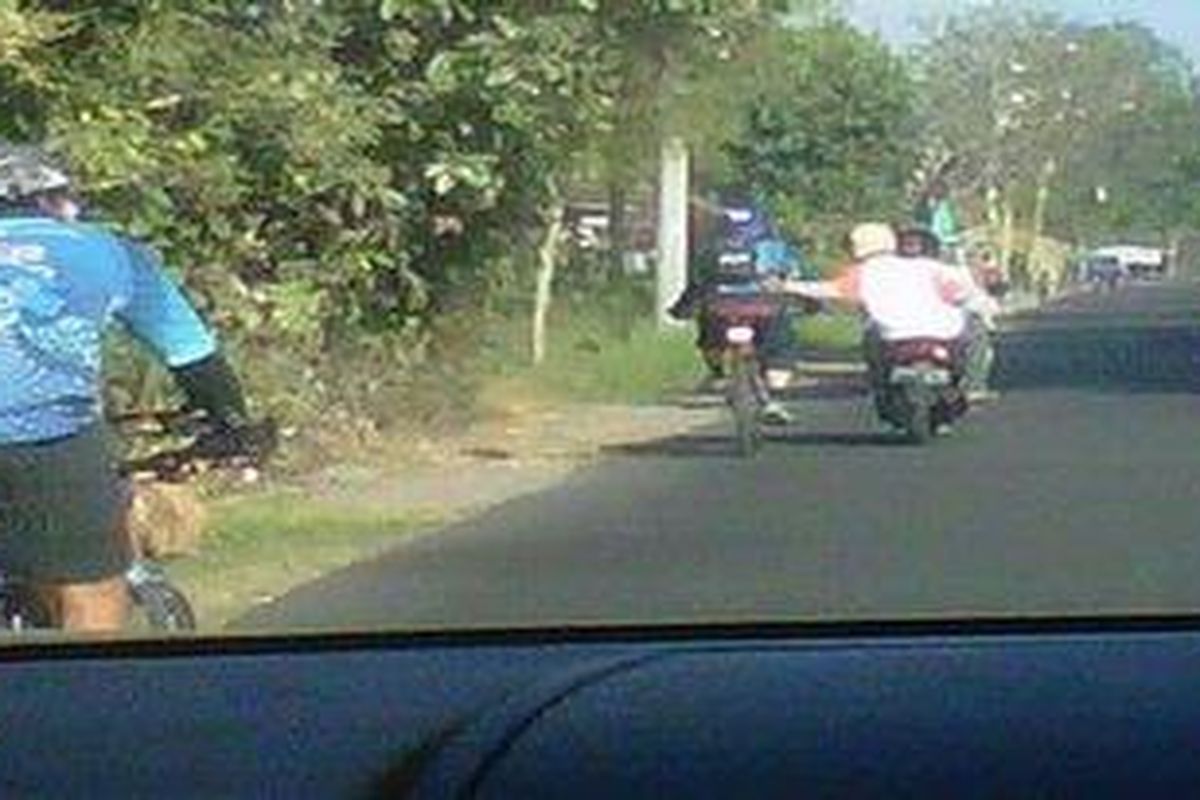 Pesepeda Kompas Bali Bike mulai ngos-ngosan melewati jalur tanjakan dari Pantai Candidasa menuju Kintamani, Sabtu (15/9/2012).