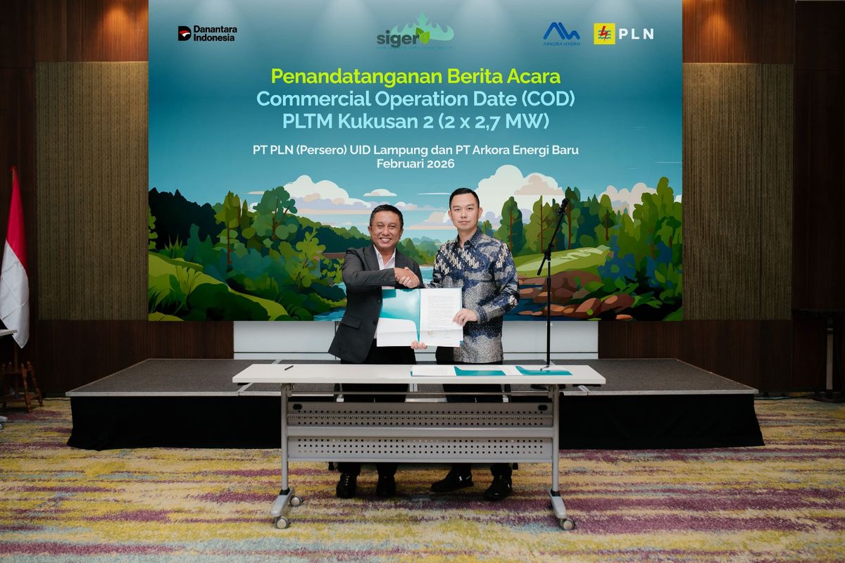 Penandatanganan Berita Acara Commercial Operation Date PLTM Kukusan 2 oleh Direktur PT Arkora Hydro Tbk, Ricky Hartono dengan General Manager PLN UID Lampung, Rizky Mochamad.