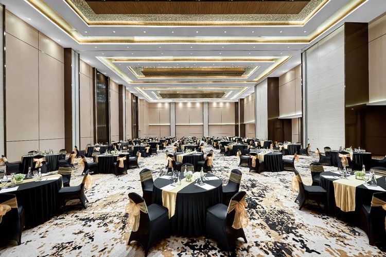 Aryanusa Ballroom dengan tampilan yang luas, eksklusif, serta mewah menjadi pilihan venue yang sangat tepat untuk meeting, wedding serta event intimate concert. 