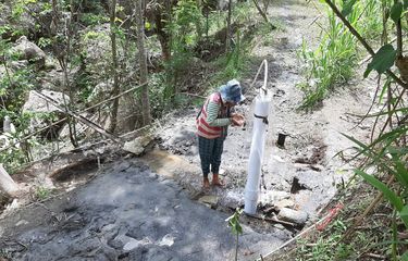 Warga Memanfaatkan Air Bersih yang Keluar Dusun Margirejo, Desa Ngalang, Kecamatan Gedangsari, Gunungkidul, Rabu (11/12/2019)