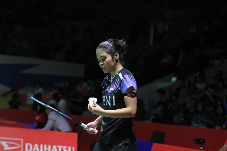Aksi Gregoria Mariska Tunjung pada laga perempat final Indonesia Masters 2024 kontra Nozomi Okuhara (Jepang) di Istora Senayan, Jakarta, pada Jumat (26/1/2024).