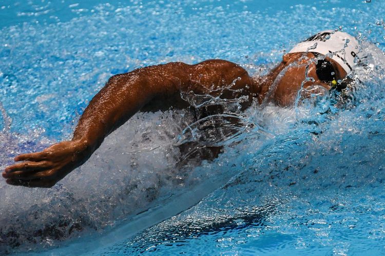 Perenang Indonesia Prawirah Fadlan memacu kecepatan saat bertanding pada babak final 400 meter Gaya Bebas Putra Asian Games ke-18 Tahun 2018 di Aquatic Centre GBK, Senayan, Jakarta Pusat, Selasa (21/8/2018). Prawirah Fadlan gagal meraih medali emas.