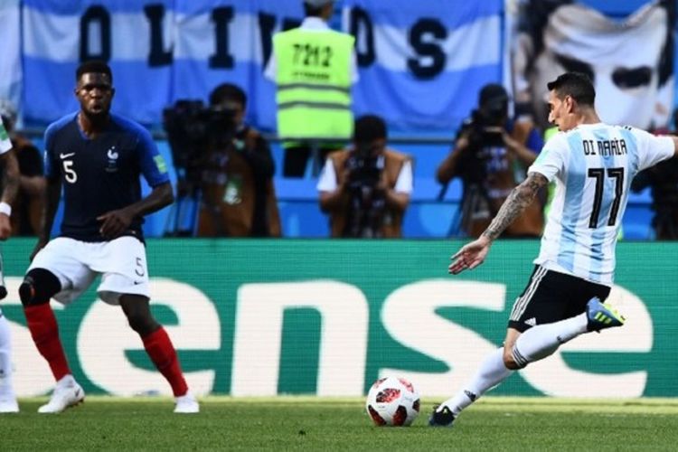 Pemain sayap Argentina, Angel Di Maria, melepas tendangan jarak jauh ke arah gawang Perancis yang dijaga Hugo Lloris pada pertandingan babak 16 besar Piala Dunia 2018 di Kazan Arena, 30 Juni 2018. 