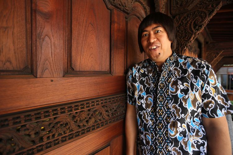 Pandji Pragiwaksono berpose di Bentara Budaya Jakarta (BBJ) saat mengunjungi kantor redaksi Kompas.com, Palmerah Selatan, Jakarta, Senin (19/6/2017). Dalam kunjungan tersebut, ia mempromosikan film komedi terbarunya yang berjudul Insya Allah, Sah