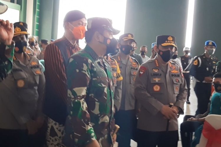 Panglima TNi dan Kapolri tinjau pelaksanaan vaksinasi personelnya di Lanumad Semarang, Kamis (18/3/2021).