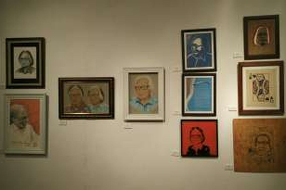Berbagai foto, lukisan, dan karya seni tentang Pendiri Kompas Gramedia, Jakob Oetama, dipajang dalam Pameran MediaArt di Bentara Budaya Jakarta, Selasa (27/9/2016).