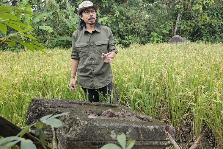 Hari Wahyudi di depan yoni yang berada di Kecamatan Polanharjo, Sabtu (22/2/2025)