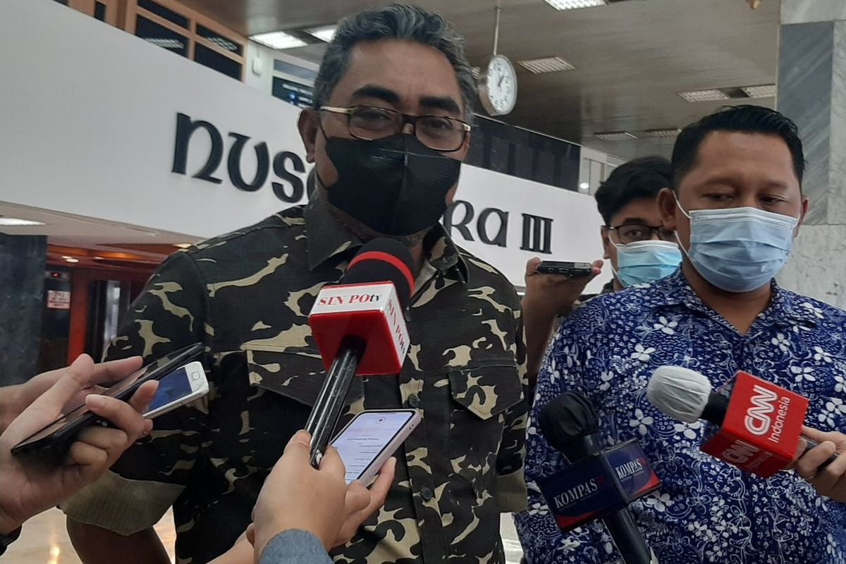 Wakil Ketua Umum PKB Jazilul Fawaid memberi keterangan kepada pers di Kompleks Parlemen, Jakarta, Senin (8/12/2021).