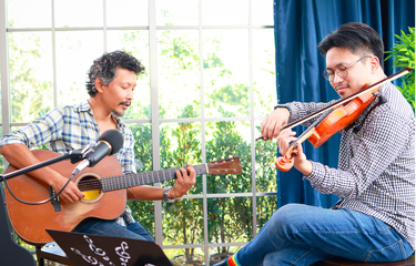 Musik sebagai bahasa emosi yang mengomunikasikan pemahaman.
