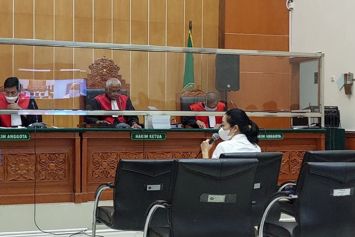 Saksi mahkota, June Indria, dihadirkan dalam sidang perkara penipuan dan penggelapan Koperasi Simpan Pinjam (KSP) Indosurya dengan terdakwa Henry Surya di Pengadilan Negeri Jakarta Barat, Rabu (30/11/2022). 