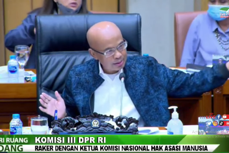 Tangkapan layar Wakil Ketua Komisi III DPR Desmond Mahesa dalam rapat Komisi III dengan Ketua Komnas HAM, Kamis (13/1/2022).