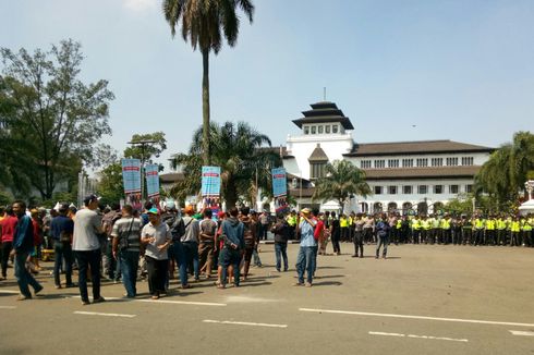 Sopir Angkutan Umum Mulai Berkumpul di Gedung Sate Bandung