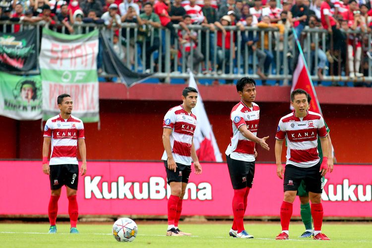 Pemain Madura United Kadek Raditya diskusi dengan Lee Yujun saat pertandingan pekan ke-21 Liga 1 2022-2023 melawan Persebaya Surabaya yang berakhir dengan skor 0-2 di Stadion Gelora Ratu Pamelingan Pamekasan, Minggu (29/1/2023) sore.