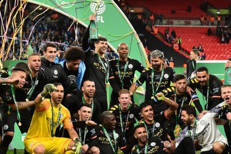 Skuad Manchester City saat merayakan gelar juara Piala Liga Inggris, Minggu (1/3/2020).