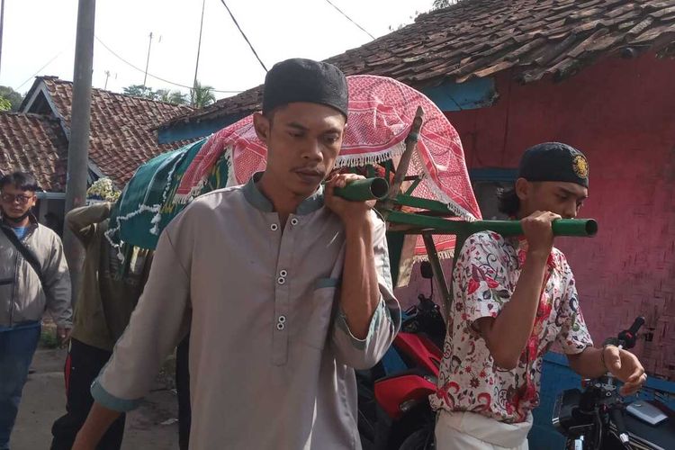 Seorang petugas panwaslu desa di Kabupaten Cianjur, Jawa Barat meninggal dunia diduga kelelahan saat menjalankan tugas pengawasan Pemilu 2024