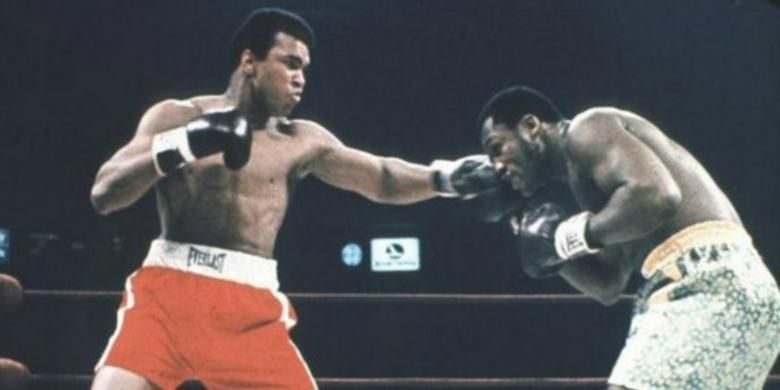 Muhammad Ali kalah saat melawan Joe Frazier pada 1971. Namun, Ali membalasnya pada 1974 dan 1975.
