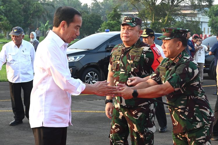 Presiden Joko Widodo melanjutkan kunjungan kerja hari kedua di Sumatera Utara pada Jumat (15/3/2024). Ia bersama rombongan bertolak dengan menggunakan helikopter Super Puma TNI AU sekitar pukul 07.15 WIB pagi tadi, melalui Pangkalan TNI AU Soewondo, Kota Medan.