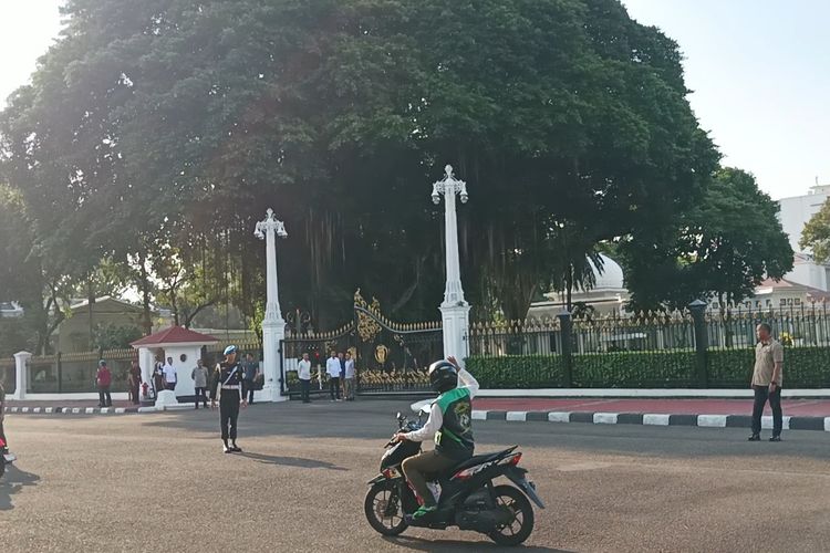 Presiden Joko Widodo saat menyaksikan pembagian paket sembako di depan Istana Merdeka, Jakarta Pusat, Senin (8/4/2024).