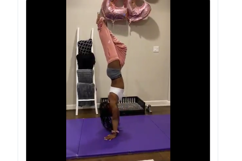 Juara! Simone Biles Bisa Lepas Celana Sambil Handstand