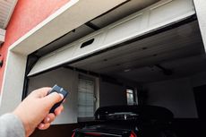Pintu yang Cocok untuk Garasi Mobil Rumah Kecil