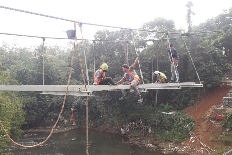 Pekerja membangun jembatan Indiana Jones di Srengseng Sawah, Jaksel