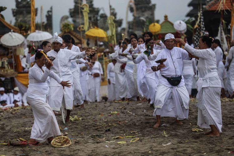 Prosesi upacara Melasti di Pantai Batu Bolong, Canggu, Kuta Utara, Bali, Senin (4/3/2019). Upacara Melasti dilaksanakan dalam rangkaian perayaan Nyepi Tahun Baru Caka 1941 yang jatuh pada tanggal 7 maret 2019.