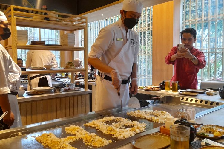 Chef teppanyaki yang sedang membuat yakimeshi di Maison Tatsuya Pakubuwono. 