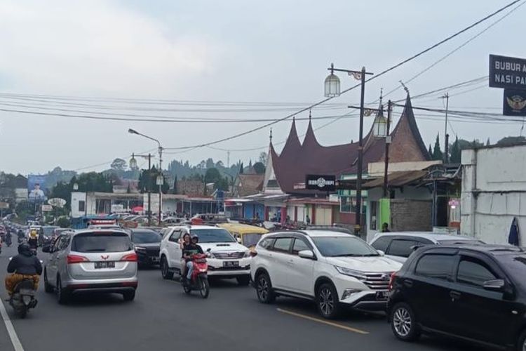 Macet panjang terlihat di Jalur Puncak-Cianjur, Jawa Barat, sejak pagi hinga petang sehingga pengendara tujuan Bogor diarahkan ke jalur alternatif Jonggol dan Sukabumi, Minggu (15/5/2022). 