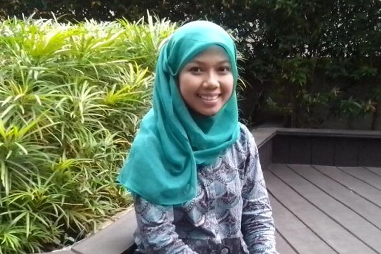 Raeni (21) wisudawan terbaik Unnes.