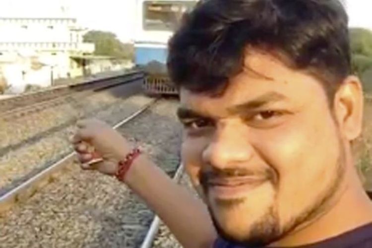 Shiva sedang membuat selfie sementara sebuah kereta api datang menghampiri.