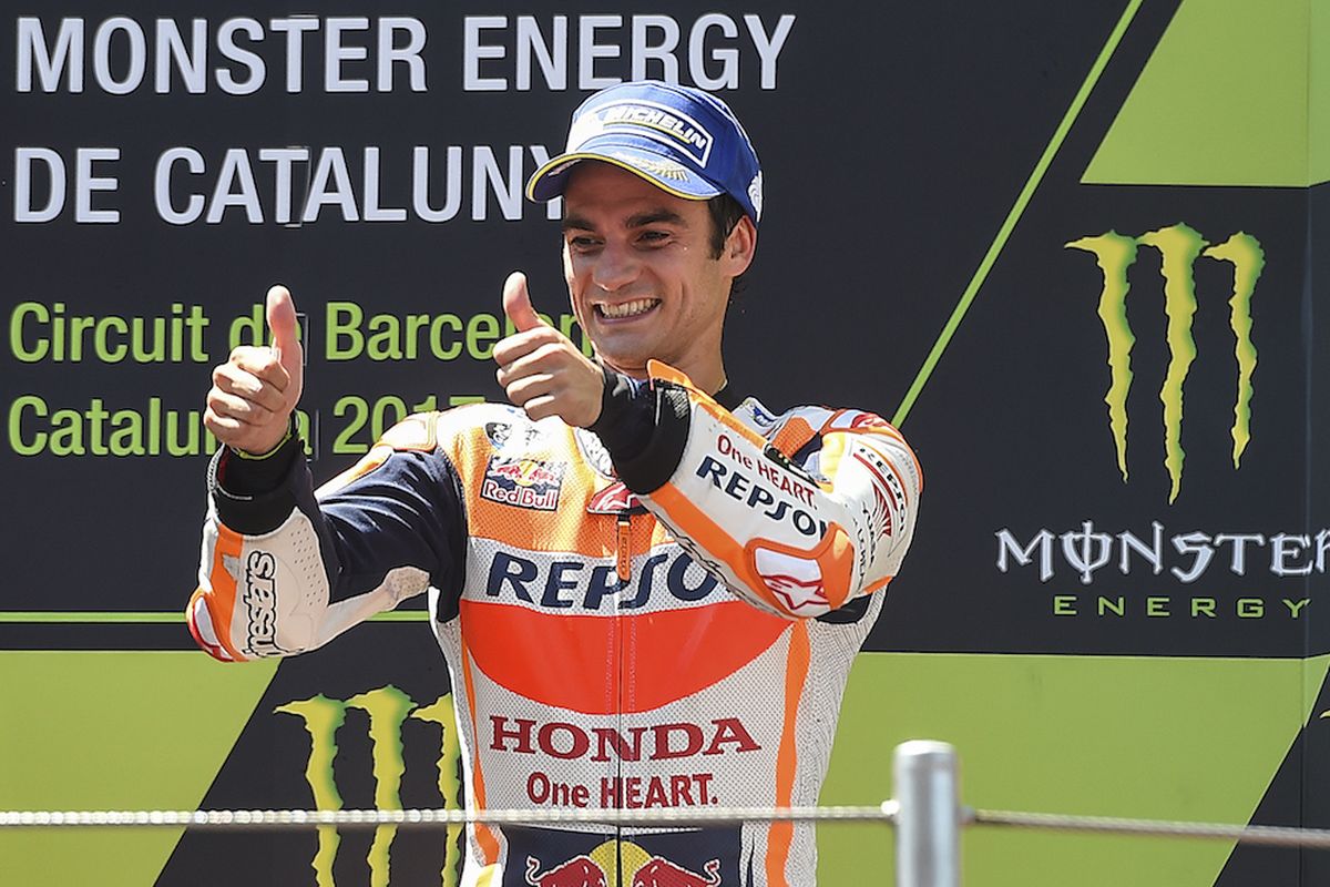 Pebalap Repsol Honda Team asal Spanyol, Dani Pedrosa, mengacungkan dua jempol kepada timnya setelah finis di urutan ketiga pada balapan GP Catalunya di Circuit de Barcelona-Catalunya, Montmelo, Minggu (11/6/2017).